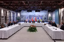 Các đại biểu Ukraine, Mỹ và Nga họp để đàm phán hòa bình Ukraine-Nga tại văn phòng Tổng thống Thổ Nhĩ Kỳ tại Cung điện Dolmabahce vào ngày 16/5. Ảnh: Getty.