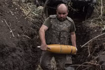 Binh sĩ Ukraine bê đạn pháo 155mm trong trận chiến ở Donbass (Ảnh: Getty)