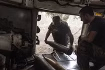 Binh sĩ Ukraine mang đạn pháo 155 mm ra tiền tuyến ở Donbass ngày 29/8 (Ảnh: Getty)