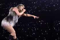 Taylor Swift biểu diễn trên sân khấu trong chuyến lưu diễn "Taylor Swift | The Eras Tour" tại BC Place vào ngày 6/12/2024 tại Vancouver, British Columbia, Canada. Ảnh: Getty.