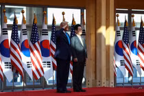 Tổng thống Mỹ Donald Trump gặp Tổng thống Hàn Quốc Lee Jae-myung bên lề hội nghị thượng đỉnh các nhà lãnh đạo APEC tại Gyeongju, Hàn Quốc, ngày 29/10. Ảnh: Reuters.