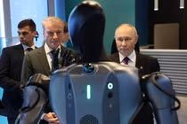 Tổng thống Nga Vladimir Putin và Tổng giám đốc điều hành Sberbank German Gref tham quan triển lãm của hội nghị quốc tế về trí tuệ nhân tạo “AI Journey”, tại Moscow, Nga, ngày 19/11. Ảnh: Reuters.