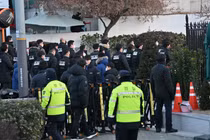Cảnh sát và các nhà điều tra đến dinh thự của Tổng thống Hàn Quốc Yoon Suk Yeol tại Seoul vào ngày 3/1. Ảnh: AFP.