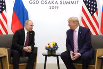 Tổng thống Mỹ Donald Trump gặp Tổng thống Nga Vladimir Putin tại Osaka, Nhật Bản vào ngày 28/6/2019. Ảnh: Getty.