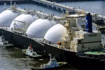 Một tàu chở LNG cập cảng tại Nhật Bản (Ảnh: Kyodo News)