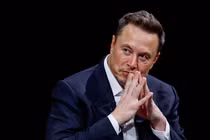 Giá cổ phiếu Tesla giảm 9% trong ngày 19/10 khiến tài sản của Elon Musk bay hơi ít nhất 16 tỉ USD (Ảnh: Reuters)