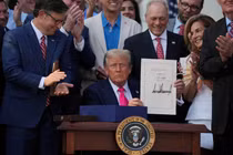 Tổng thống Mỹ Donald Trump ký thông qua đạo luật "lớn và đẹp" tại Nhà Trắng hôm 4/7. Ảnh: Reuters.