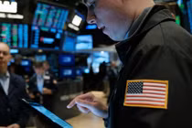 Thị trường chứng khoán Mỹ có phen "đỏ lửa" sau cuộc họp của FOMC (Ảnh: Getty)