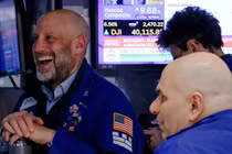 Các nhà giao dịch làm việc trên sàn giao dịch chứng khoán New York vào ngày 9/4. Ảnh: CNBC.