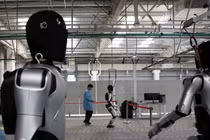 Một nhân viên đang tiến hành thử nghiệm robot hình người tại nhà máy AgiBot ở Thượng Hải vào ngày 20/3. Ảnh: Reuters.