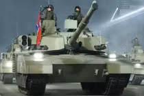 Mẫu xe tăng Chonma-2 thế hệ đầu tiên trong một cuộc diễu hành. ảnh: MW.