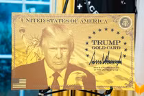 “Thẻ vàng Trump” được trưng bày tại Phòng Bầu dục ở Nhà Trắng vào ngày 19/9. Ảnh: Washington Post.