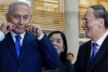 Thủ tướng Israel Benjamin Netanyahu và Phó Chủ tịch Trung Quốc Vương Kỳ Sơn trong chuyến thăm Jerusalem ngày 24/10/208 (Ảnh: ForeignPolicy)