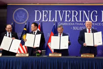 Thủ tướng Malaysia Anwar Ibrahim, Thủ tướng Thái Lan Anutin Charnvirakul, Thủ tướng Campuchia Hun Manet và Tổng thống Mỹ Donald Trump giơ cao các tài liệu trong lễ ký kết thỏa thuận ngừng bắn giữa Campuchia và Thái Lan bên lề Hội nghị thượng đỉnh Hiệp hội các quốc gia Đông Nam Á (ASEAN) lần thứ 47 tại Kuala Lumpur, Malaysia, ngày 26/10. Ảnh: Reuters.