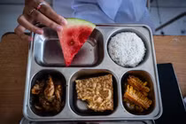 Một học sinh trung học cơ sở ở Bandung, Indonesia cùng khay thức ăn được cung cấp như một phần trong chương trình bữa ăn miễn phí của nước này. Ảnh: CNA.