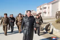 Nhà lãnh đạo Triều Tiên Kim Jong-un mặc áo khoác da (Ảnh: KCNA)