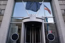 Biển hiệu USAID được che phủ tại trụ sở của cơ quan ở Washington, Mỹ ngày 7/2. Ảnh: Reuters.