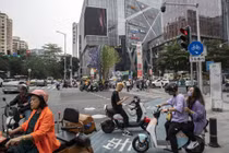 IMF đã giảm dự báo tăng trưởng của Trung Quốc trong năm nay từ 5,2% xuống 5% (Ảnh: Bloomberg)
