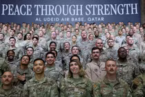 Quân nhân Mỹ tham dự cuộc họp với Tổng thống Donald Trump tại Căn cứ Không quân Al Udeid ở Doha, Qatar. Ảnh: Getty.
