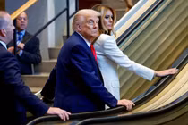 Một đoạn video ghi lại sự cố thang cuốn cho thấy bà Melania giật mình về phía trước khi thang cuốn đột ngột dừng lại. Ảnh: Reuters.