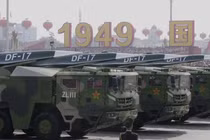 Tên lửa siêu thanh DF-17 của Trung Quốc trong một cuộc diễu binh (Ảnh: Reuters)