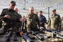 Tổng thống Nga Vladimir Putin kiểm tra vũ khí trong một chuyến thăm lực lượng vũ trang. Ảnh: Sputnik.