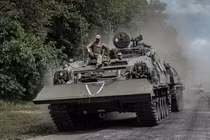 Binh sĩ Ukraine đi xe quân sự ở vùng Sumy, gần biên giới Nga ngày 10/8 (Ảnh: Reuters)