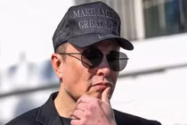Giám đốc điều hành Tesla Elon Musk nhìn bên cạnh Tổng thống Mỹ Donald Trump đang nói chuyện với giới truyền thông, tại Nhà Trắng ngày 11/3. Ảnh: Reuters.