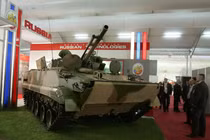 Du khách ngắm xe bọc thép BMP-3M của Nga trưng bày tại hội chợ quốc phòng. Ảnh: AFP.