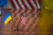 Quốc kỳ của Ukraine và Mỹ được chụp trong cuộc họp giữa Bộ trưởng Quốc phòng Mỹ Lloyd Austin và Bộ trưởng Quốc phòng Ukraine Rustem Umerov tại Lầu Năm Góc ở Washington, DC, vào ngày 6/12/2023. Ảnh: aFP.
