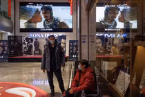 Một màn hình hiển thị đoạn giới thiệu cho bộ phim "Black Panther: Wakanda Forever" của Marvel tại một rạp chiếu phim ở Bắc Kinh, Trung Quốc, ngày 6/2/2023. Ảnh: Reuters.