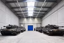 Xe tăng Leopard 2 tại nhà máy sản xuất vũ khí mới của nhà thầu quốc phòng Đức Rheinmetall vào ngày 122/2024 tại Unterluess, Đức (Ảnh: Getty)
