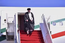 Tổng thống Iran Ebrahim Raisi đến Islamabad, Pakistan ngày 22/4/2024 (Ảnh: AP)