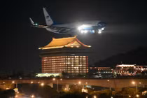 Hình ảnh máy bay quân sự Mỹ chở Chủ tịch Hạ viện Nancy Pelosi chuẩn bị hạ cánh ở sân bay Songshan, Đài Bắc (Ảnh: New York Times)