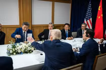 Ông Trump đưa cho ông Tập một tờ giấy trong cuộc họp. Ảnh: Nhà Trắng.
