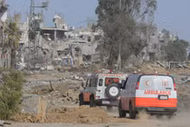 Các xe cứu thương hoạt động ở Gaza (Ảnh: Getty)