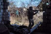 Binh sĩ Ukraine tham gia một cuộc tập trận quân sự cơ bản tại vùng Kharkov, Ukraine ngày 25/11. Ảnh: Reuters.
