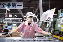 Nhân viên kiểm tra sản phẩm tại nhà máy Hamamatsu Gasket Co. ở Hamamatsu, tỉnh Shizuoka, Nhật Bản (Ảnh: Getty)
