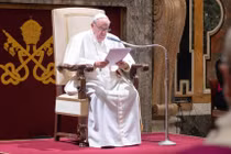 Giáo hoàng Francis không thể đứng phát biểu vì đau thần kinh tọa (Ảnh: DailyMail)