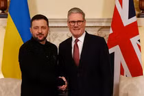 Thủ tướng Anh Keir Starmer và Tổng thống Ukraine Volodymyr Zelenskiy bắt tay trong cuộc gặp tại số 10 phố Downing trước hội nghị thượng đỉnh các nhà lãnh đạo châu Âu, ngày 1/3. Ảnh: Reuters.