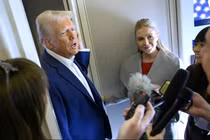 Tổng thống Mỹ Donald Trump nói chuyện với báo chí, cùng Thư ký báo chí Nhà Trắng Karoline Leavitt (phải), trên chiếc Không lực Một sau khi rời Las Vegas, Nevada, trên đường đến Miami, Florida ngày 25/1. Ảnh: AFP.