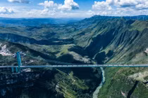 Cầu Grand Canyon Hoa Giang ở tây nam Trung Quốc mất 3 năm để xây dựng. Ảnh: Xinhua.