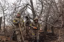 Binh lính Ukraine đang đào hầm trú ẩn, ngày 4/12. Ảnh: Getty.