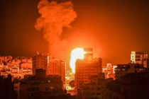 Khói lửa bốc lên trong đợt không kích do Israel thực hiện rạng sáng ngày 17/5 (Ảnh: AFP)