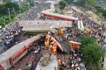 Vụ tai nạn ở Odisha được xem là thảm kịch đường sắt tồi tệ nhất trong thế kỷ này ở Ấn Độ (Ảnh: Yahoo News)