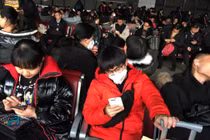 Nhiều hành khách mang khẩu trang khi chờ tàu tại Trạm đường sắt phía Tây để bắt tàu tới Vũ Hán (Ảnh: Reuters)