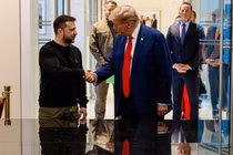 Cựu Tổng thống Mỹ Donald Trump gặp Tổng thống Ukraine Volodymyr Zelensky tại New York (Ảnh: Getty)