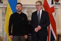 Thủ tướng Anh Keir Starmer và Tổng thống Ukraine Volodymyr Zelensky trong cuộc gặp ở London (Ảnh: Getty)