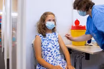 Nhiều quốc gia đang đẩy mạnh chương trình tiêm vaccine COVID-19 cho trẻ 5 - 11 tuổi (Ảnh: Reuters)