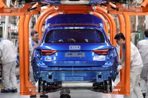 Công nhân trên dây chuyền lắp ráp Audi Q3 tại nhà máy FAW-Volkswagen ở Thiên Tân, Trung Quốc (Ảnh: Reuters)